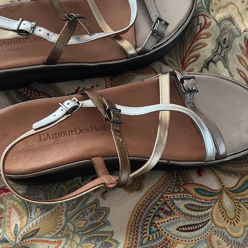 Lamour Des Pieds Women's Strappy Metallic Sandals - Picture 8 of 8
